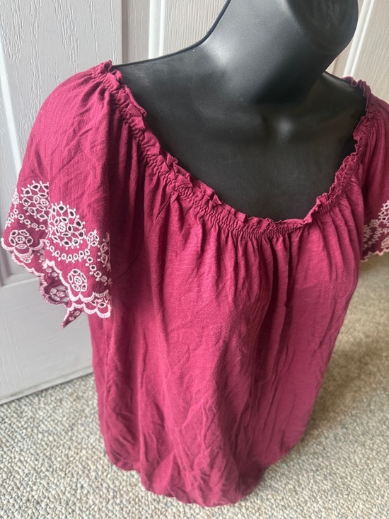 American Eagle Outfitters Burgundy Off-Shoulder Embroidered Sleeve Top - Picture 2 of 4